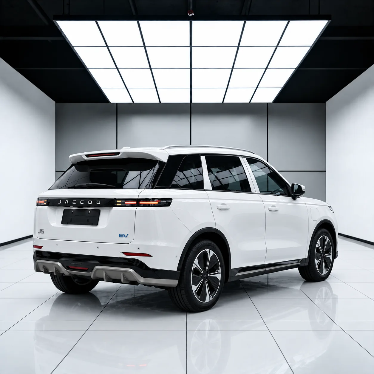 JAECOO J5 Premium putih dari sudut belakang dengan spoiler atap dan aksen bawah bumper